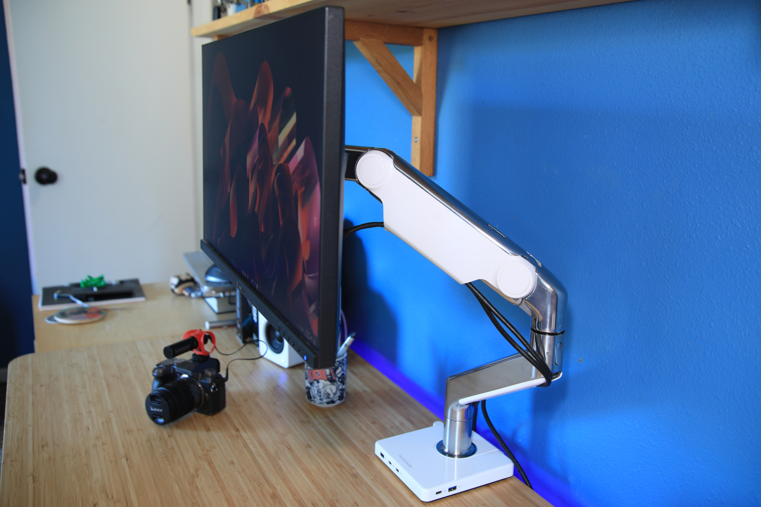Humanscale M2.1 with M/Connect - Best monitor arm w/ built-in dock